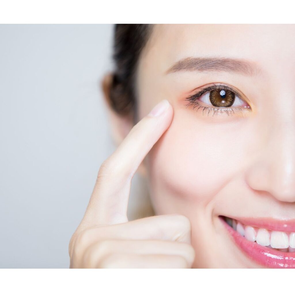 瞳に儚げな透明感！ブルーカラコン10選ナチュラルなブルーグレーからコスプレ用までLIPS