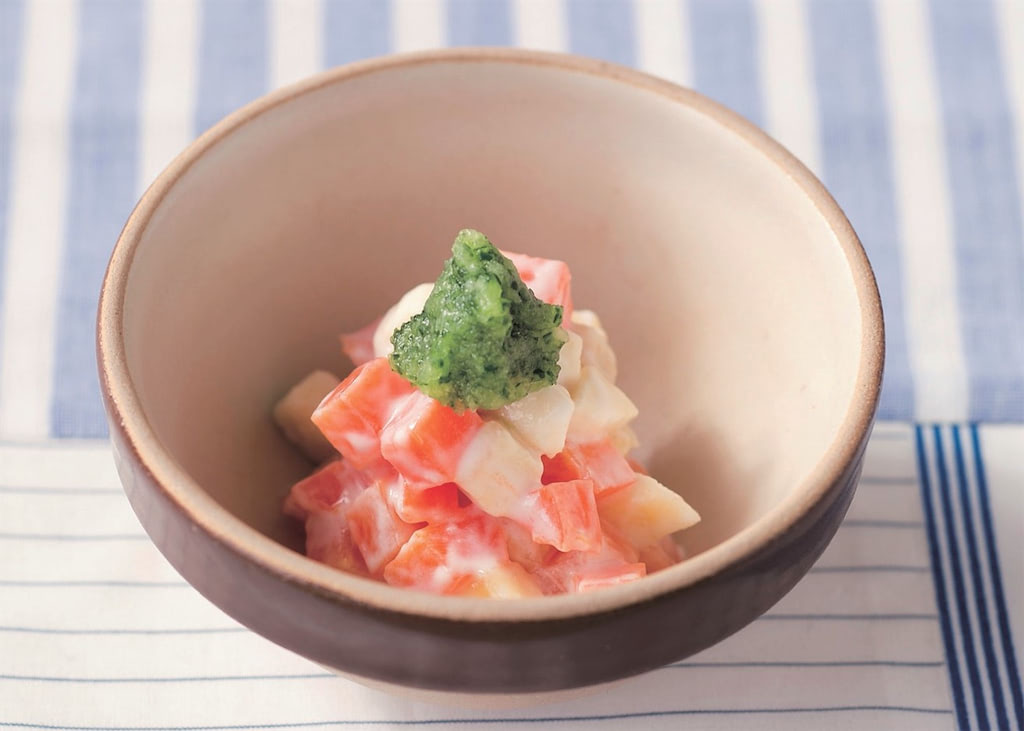 @minmi_mama_gohan⇦その他のレシピはこちらから🫶, 『作ってみようかな〜！』ってママは, ぜひ いいね❤️ を押してね！,コメントも大歓迎💬💕,保存✨ するとあっという間に見返せれるよ👌, こんばんは！みんみです😍, 今日は,「めちゃくちゃ簡単！人参スティック」, を紹介するよ🫶,材料 , ①人参6〜7cm, ②水人参が浸る程度,作り方🍴 ,