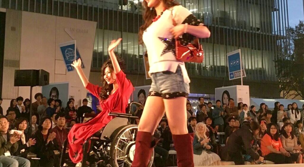 できなくなったことはあんまりない」両足を失っても明るさは失わない 多くの人々の心を引き付ける 笑顔はじける “車いすモデル” 葦原 海 あしはら みゅうTBS NEWS DIG