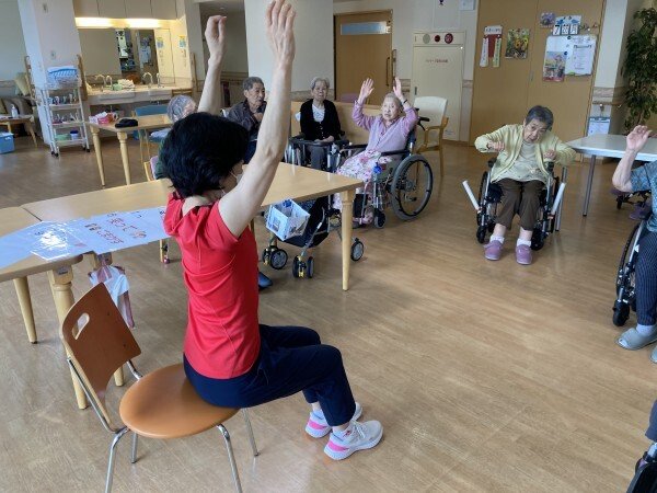 集団体操ツクイ・サンシャイン相模原介護付有料老人ホーム 介護のことならツクイ