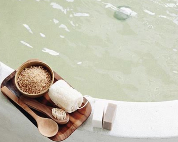 Amazonお守りこすめ バスソルト 入浴剤癒しのお浄め体験ギフト 保湿 発汗 800g 浄化 お浄め お清め 塩 塩風呂 国産研磨作用 無添加 国産海塩 金箔配合 チャック付き 女性 男性 プレゼント 説明書付お守り こすめバスソルト 通販