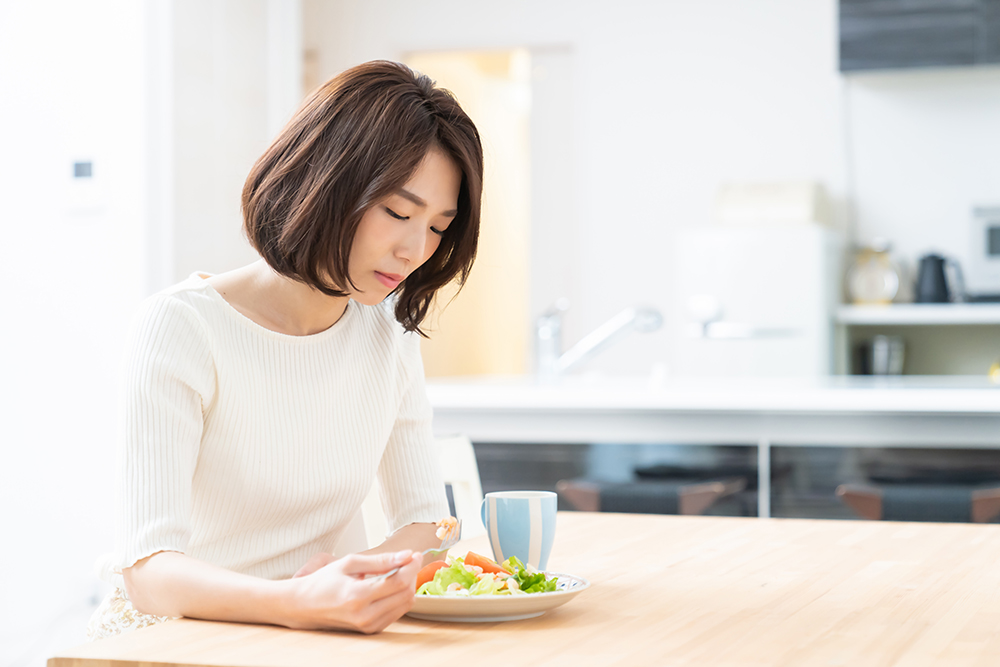 医師監修 ストレスが原因の食欲不振に効果的な対処法は？生活サイクルや食べ物を見直し辛い症状を改善