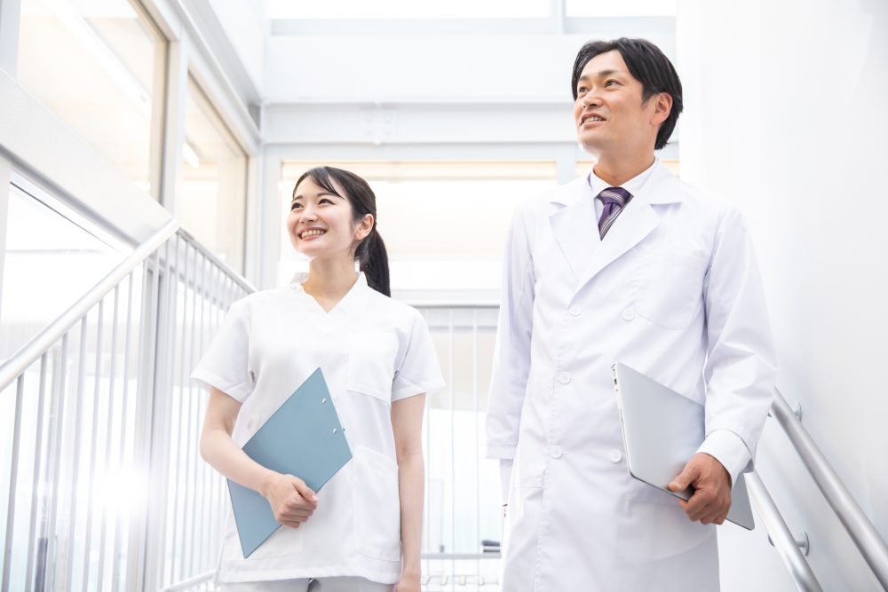 スクラブ 3枚セット 白衣 半袖 医療用スクラブ 医療 消臭 抗菌 ドクター 医者 看護師 ユニフォーム 医療用衣料 医療用制服 診察衣カラースクラブ TB-572-27S3 高田ベッド 通販 商品番号：7-tb-572-27s3 の通販オフィス家具通販サイトのLOOKIT ルキット