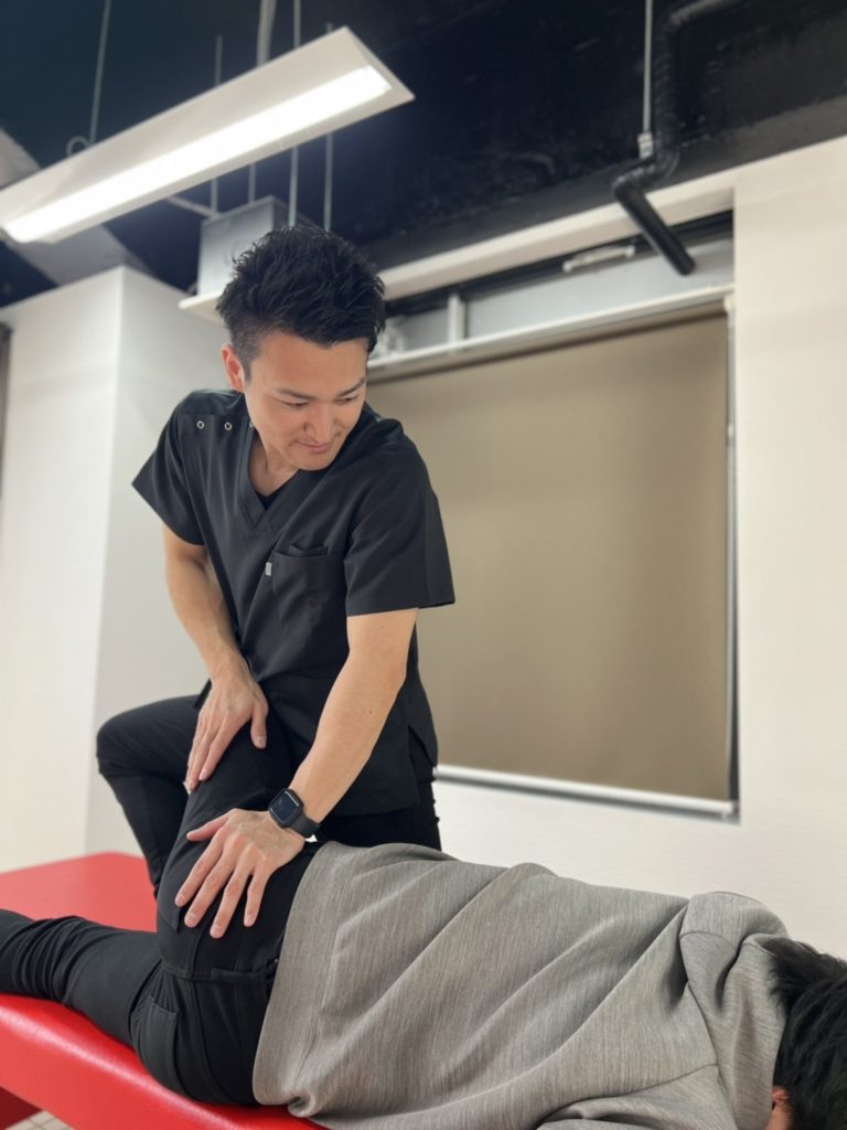 姿勢の悪い女性 猫背- No: 2307455写真素材なら「写真AC」無料 フリー ダウンロードOK