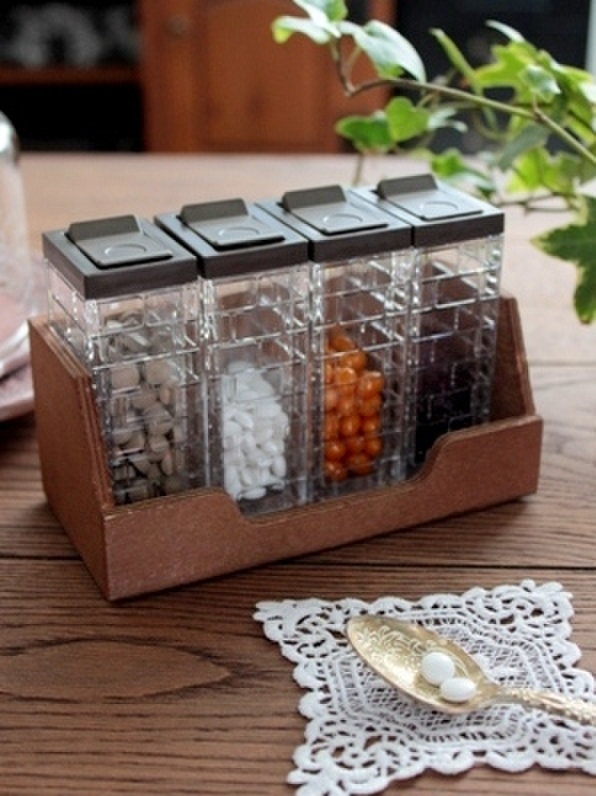 サプリメントのおしゃれな収納方法は詰め替えボトルで見せる収納に エビオスとマルチビタミンツメノアカリ