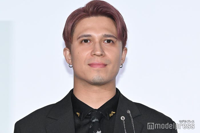 月が黄金の弧を描き、星々はゆったりと宙を舞う 🌙✨ 夜空に描かれた渦は、この星の神秘の物語を語るよう🌌🌠 僕は、山々の頂にひとり座し、天を仰ぐ 天の輝きを目に映し、探しに行く自らの内なる光💫 静寂の中に耳を傾け、見つけに行く自分の心の声 🧘‍♂️ In Search