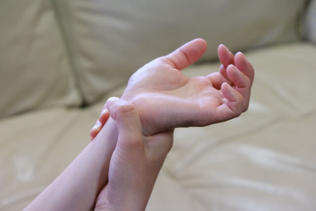 手の指のしびれの原因が、上腕にある病気には何がありますか？ 手の指のしびれ