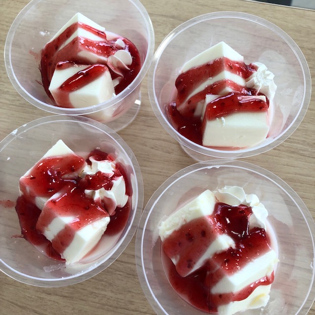 AH文京白山 かわいい苺のサンタクロース付き!クリスマスカップショートケーキを作るおやつレクを行いました☆公式 介護付有料老人ホームアズハイム