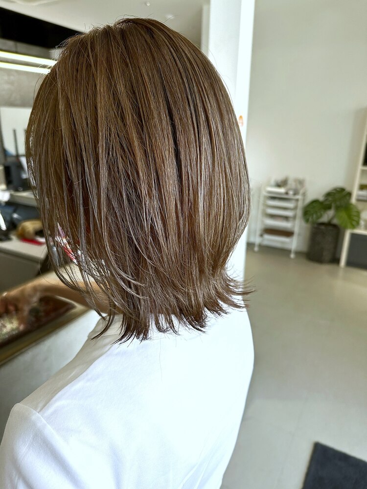 大人ショート 大人ショートボブ ミルクティーベージュ くびれショート丸型×ショートの40代-50代におすすめシースルーバング×ローレイヤー×モカブラウングレイカラー・白髪染めのモテ・愛されヘアスタイル- OZmallヘアサロン予約