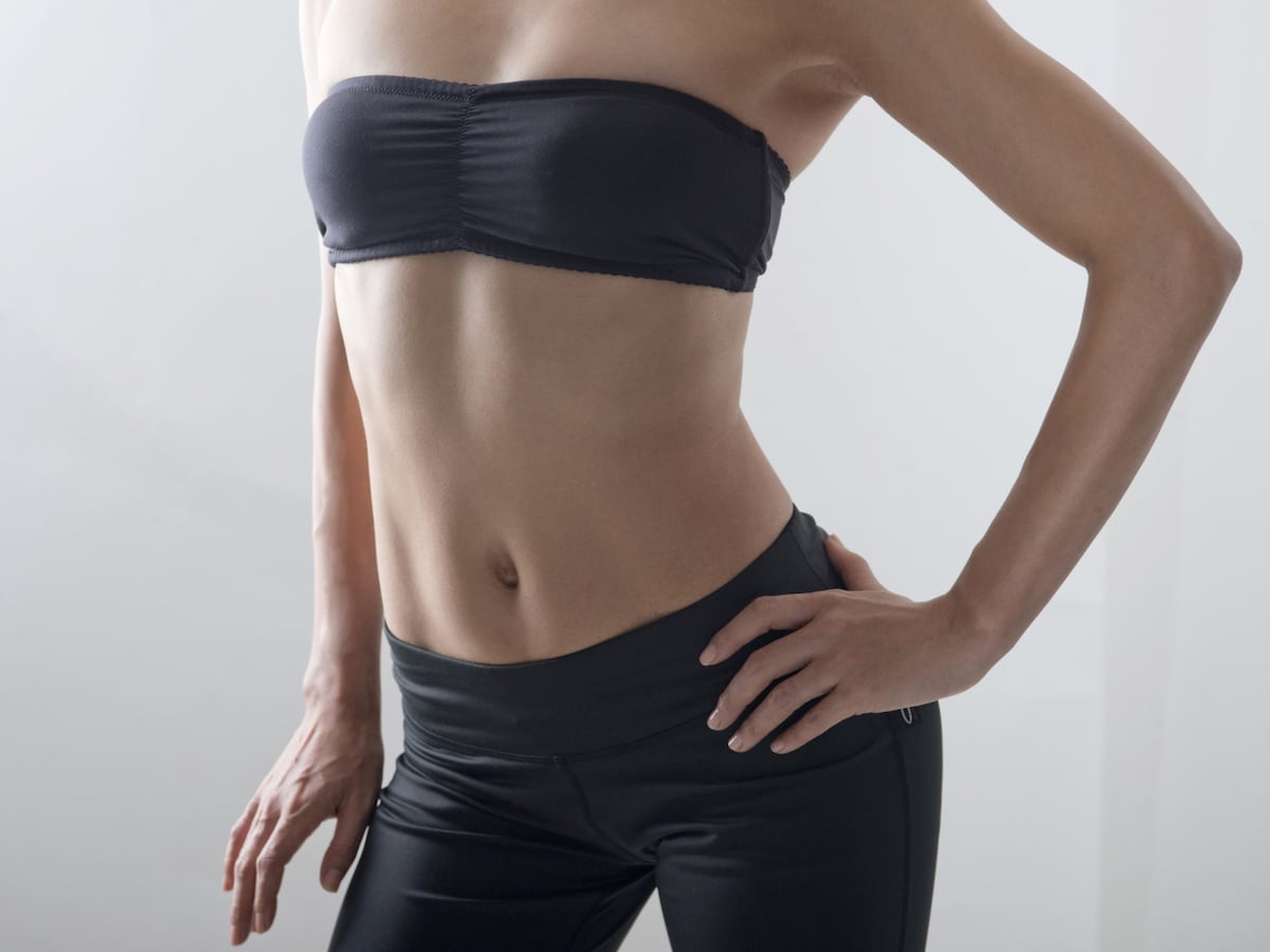 背中のストレッチ ガチガチの肩こり・姿勢の改善にもおすすめ！ プロが教える背中の筋肉の鍛え方９選マキアオンライン美容雑誌『MAQUIA マキア 』公式ビューティサイト