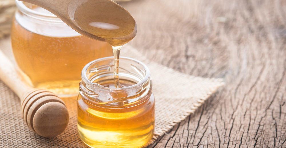 ˗ˏˋ固まったはちみつの復活法ˎˊ˗, 冬になって温度が下がると, 固まりがちなはちみつ🍯, 使いたくても, なかなか出てこなくて困る〜😭,そんな時はこれやってみてっ！, 50度ほどのお湯で湯煎する, それだけ♡, 少量なら電子レンジで, 600wで5〜10秒チンでも👌,はちみつは繰り返し湯煎しても, 劣化しないから安心してね✨, ⚠️,