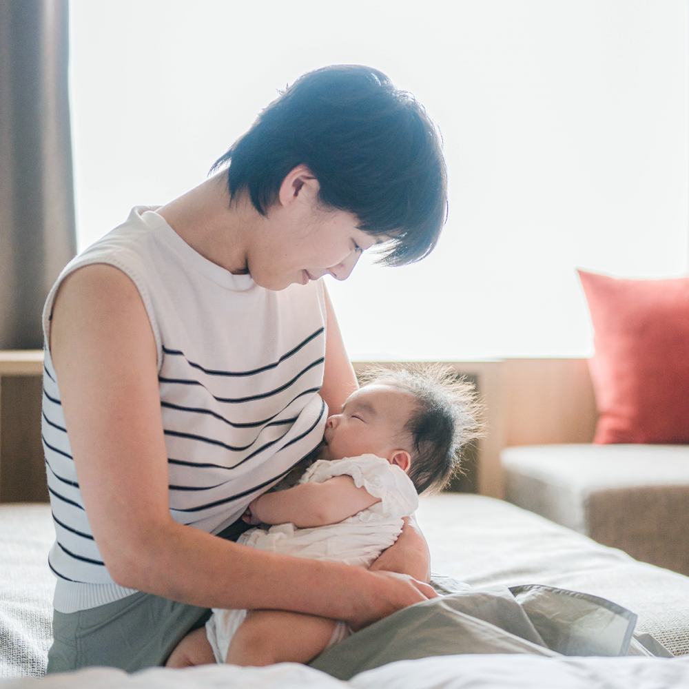 医師監修 授乳中に赤ちゃんが寝たら？ゲップさせなくていい？トモニテ