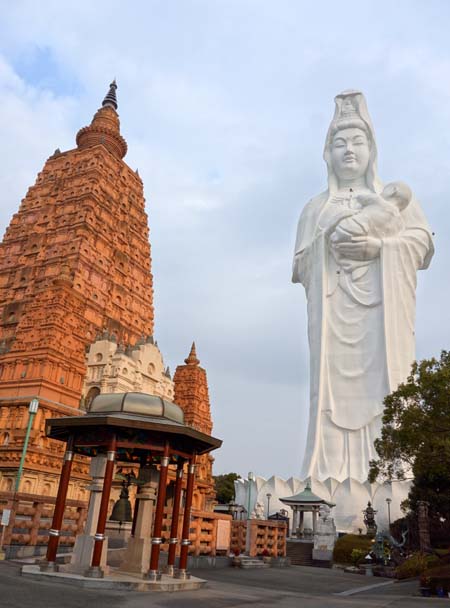 巨大観音にインド式建造物が並ぶ「成田山久留米分院」そこで地獄を見てきた - ゆに昆布