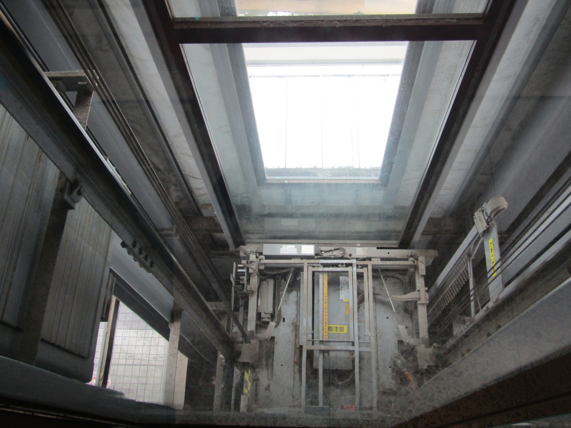 地震でエレベーターに閉じ込められたら？対処法や確率も解説 - 防災エナジー株式会社CDエナジーダイレクト