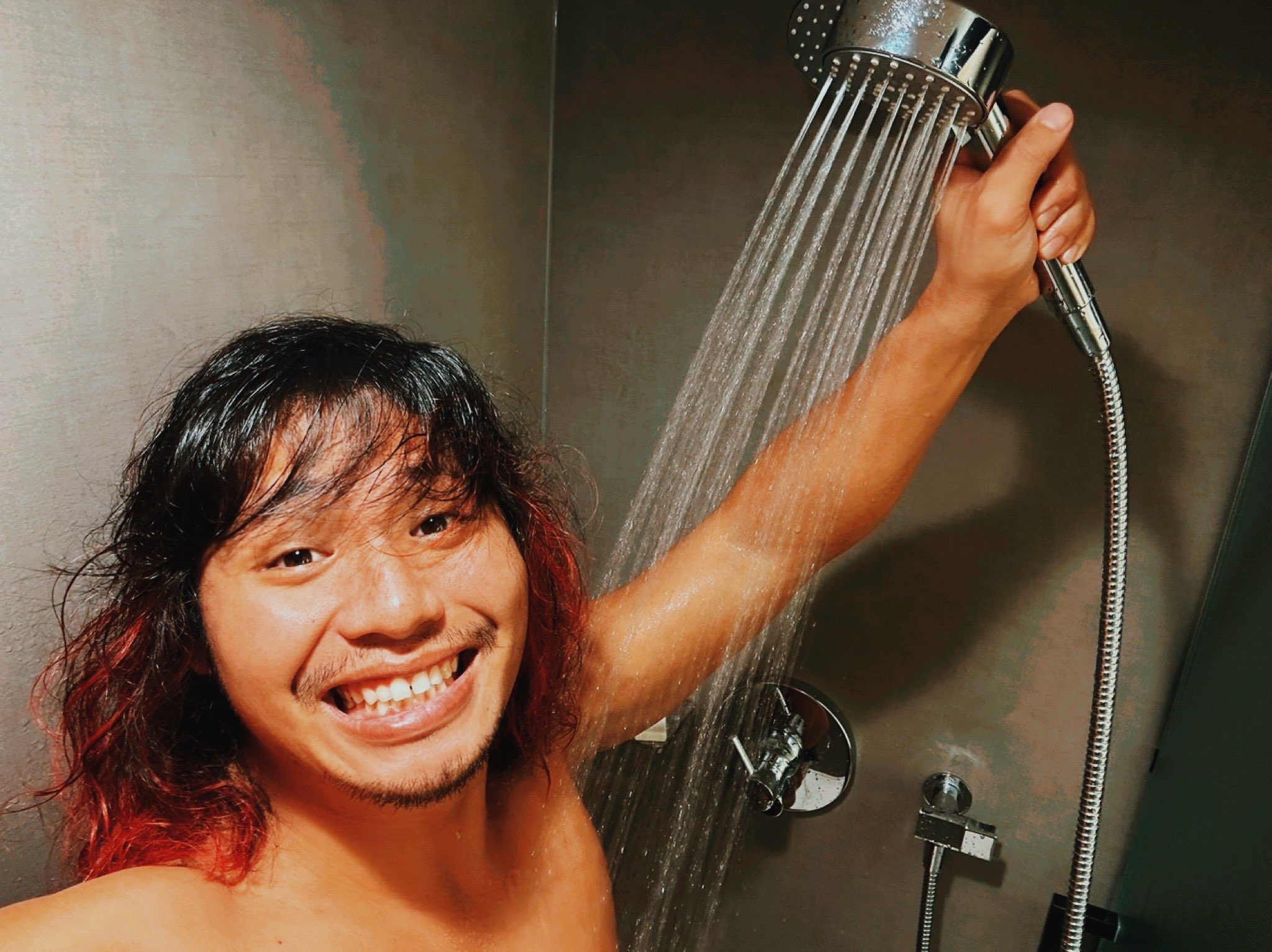 第3話🧟‍♂️“追加”場面写真解禁❗️竹内涼真笠松将キムジェヒョン が シャワーシーンで肉体美披露‼️ ＼ショッピングモールに逃げ込んだ放浪グループの面々のシャワーシーンが登場🚿鍛え抜かれた3人の肉体美にもご注目を✨😆君と世界が終わる日に✓詳細は番組