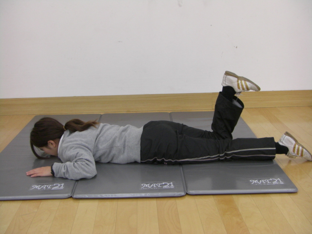 うつぶせ足ふり実践編足をワイパーのように振って背骨や股関節を整えるカラダネ - うつ伏せ 足 ピン