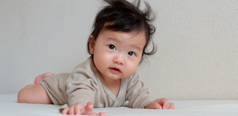 赤ちゃんの「ずりばい」はいつから？ しない・ハイハイが遅い原因は？ 練習法やおすすめおもちゃも 助産師監修HugKum はぐくむ