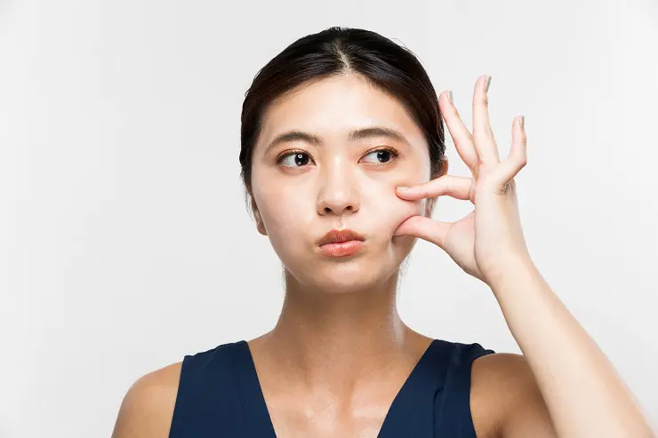 顔がパンパン・ほっぺのお肉を落とす方法はある
