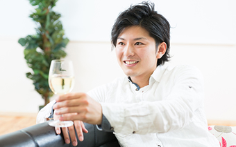 その持ち方でOK？育ちがいい人はワイングラスの、どこを持つ？もっと！「育ちがいい人」だけが知っていることダイヤモンド・オンライン