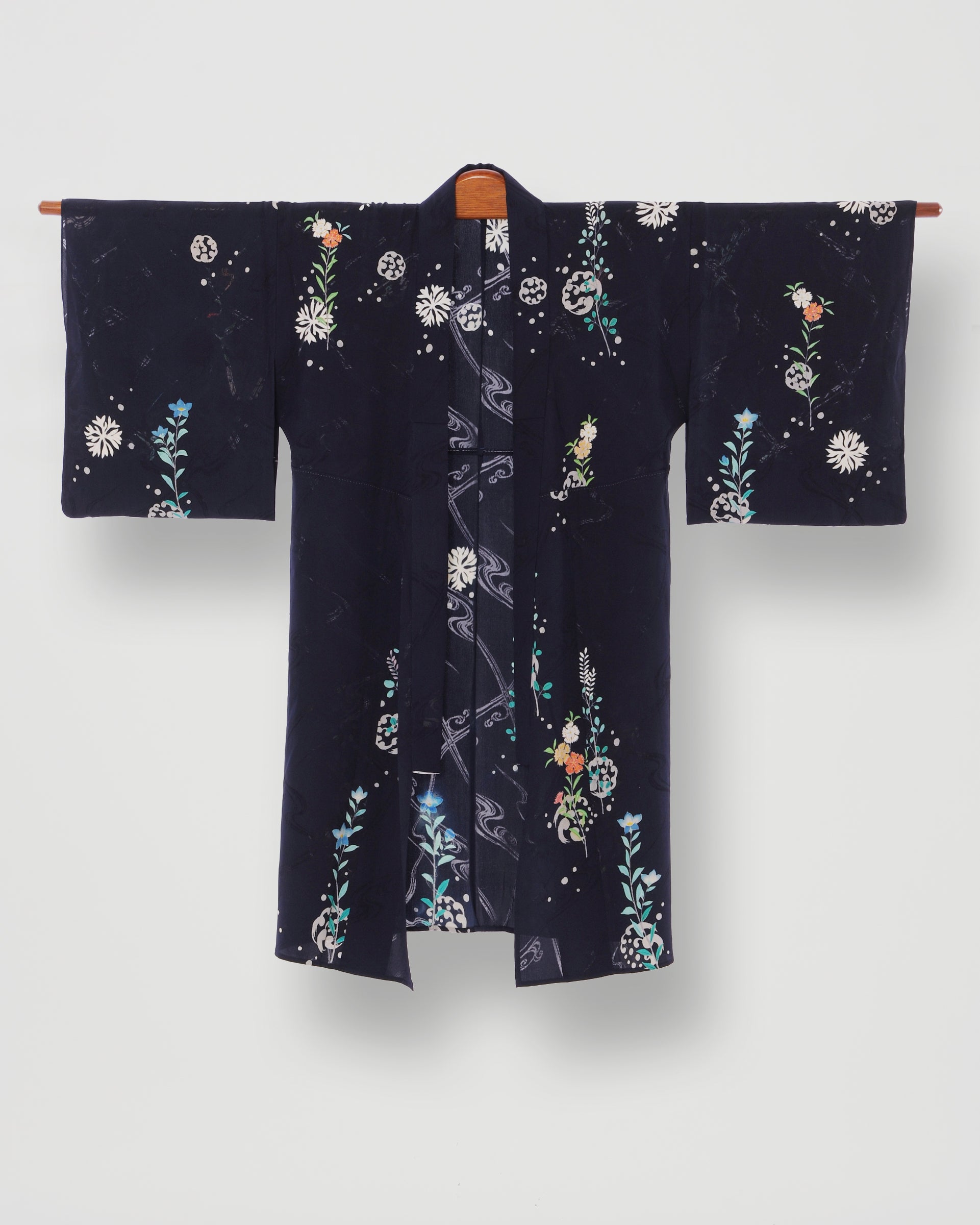 枕草子64段 草の花は撫子 なでしこ 、大和のもの、いとめでたし。女郎花 おみなえし 、桔梗 ききょう 、朝顔、刈萱 かるかや、メカルガヤ 、菊、壺すみれ。写真の野の花マットは、日本文化を未来に繋ぎます。 仲田種苗園ブログ 清少納言の植物観 www.eco-plants.net