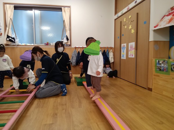 すくわく 乳児体操あそび２回目にじいろ保育園ブログ