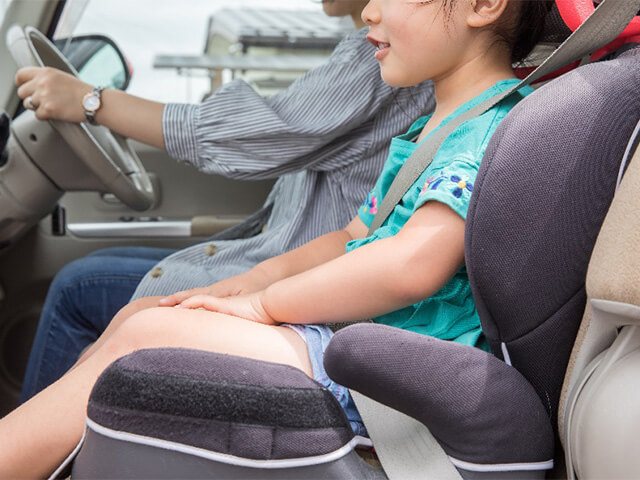 ジュニアシートは助手席に設置してもいいの？安全性と正しい取り付け位置カーナリズム