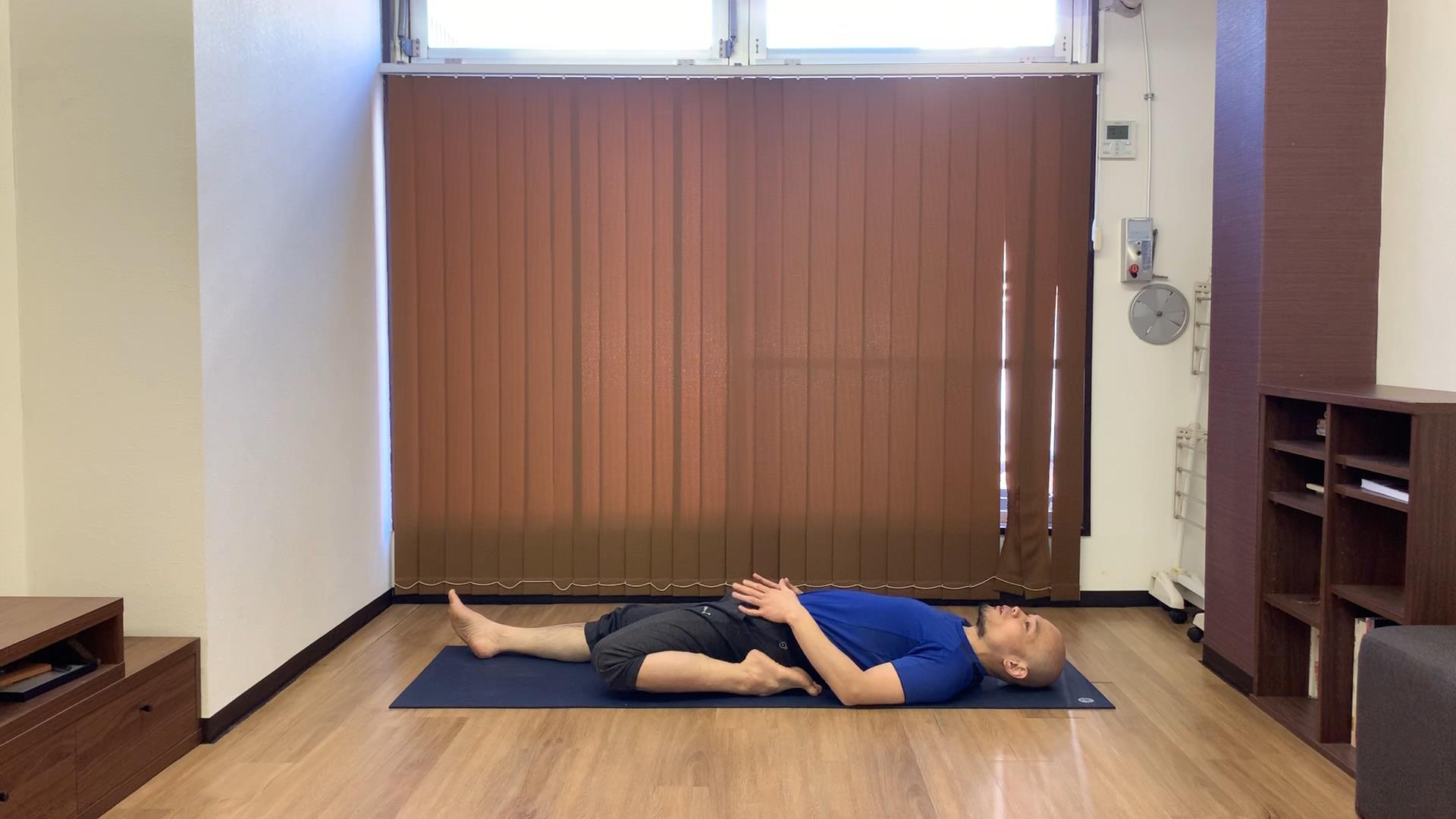 チャイルドポーズとは？ 効果とやり方＆できない時の対処法 ヨガの基本 「マイナビウーマン」