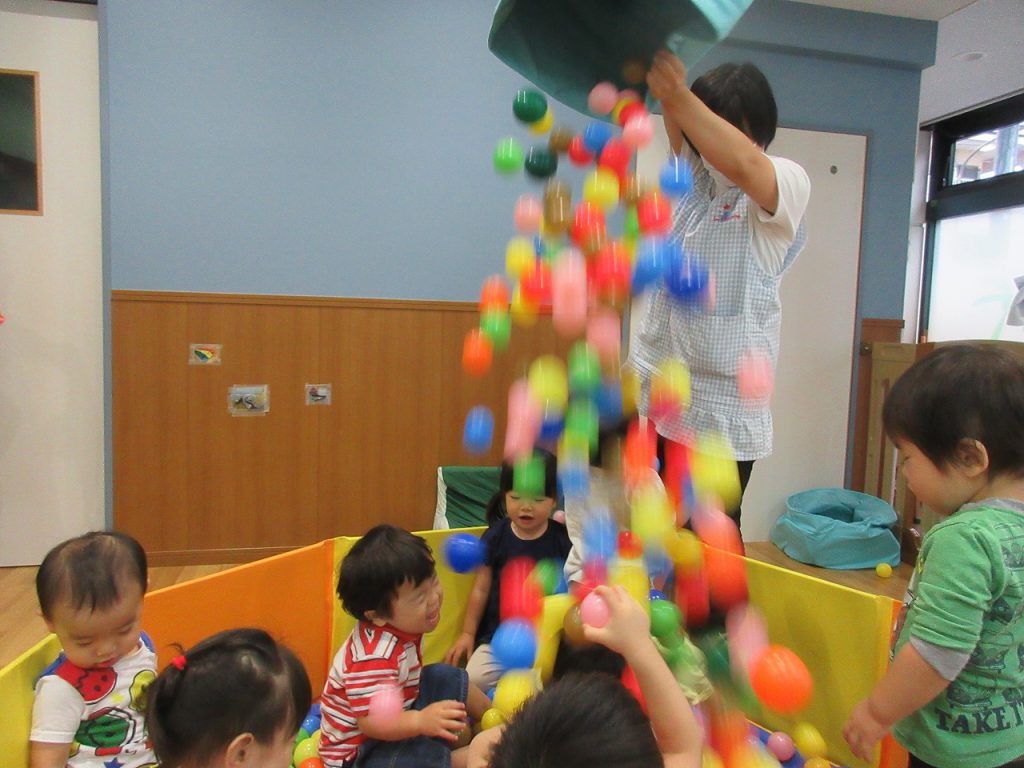 体を動かせる室内遊びネタをご紹介！ ㅤㅤㅤ 天候に左右されずㅤㅤ 室内でも体を動かせる遊びは、 たくさん引き出しを持っておくといざという時に役立ちますよね♪ㅤㅤ ㅤㅤ ㅤㅤ 今回は、 現役保育士＆乳児担当の ”ゆい先生”に ㅤㅤ おススメの 室内でできる運動遊びを