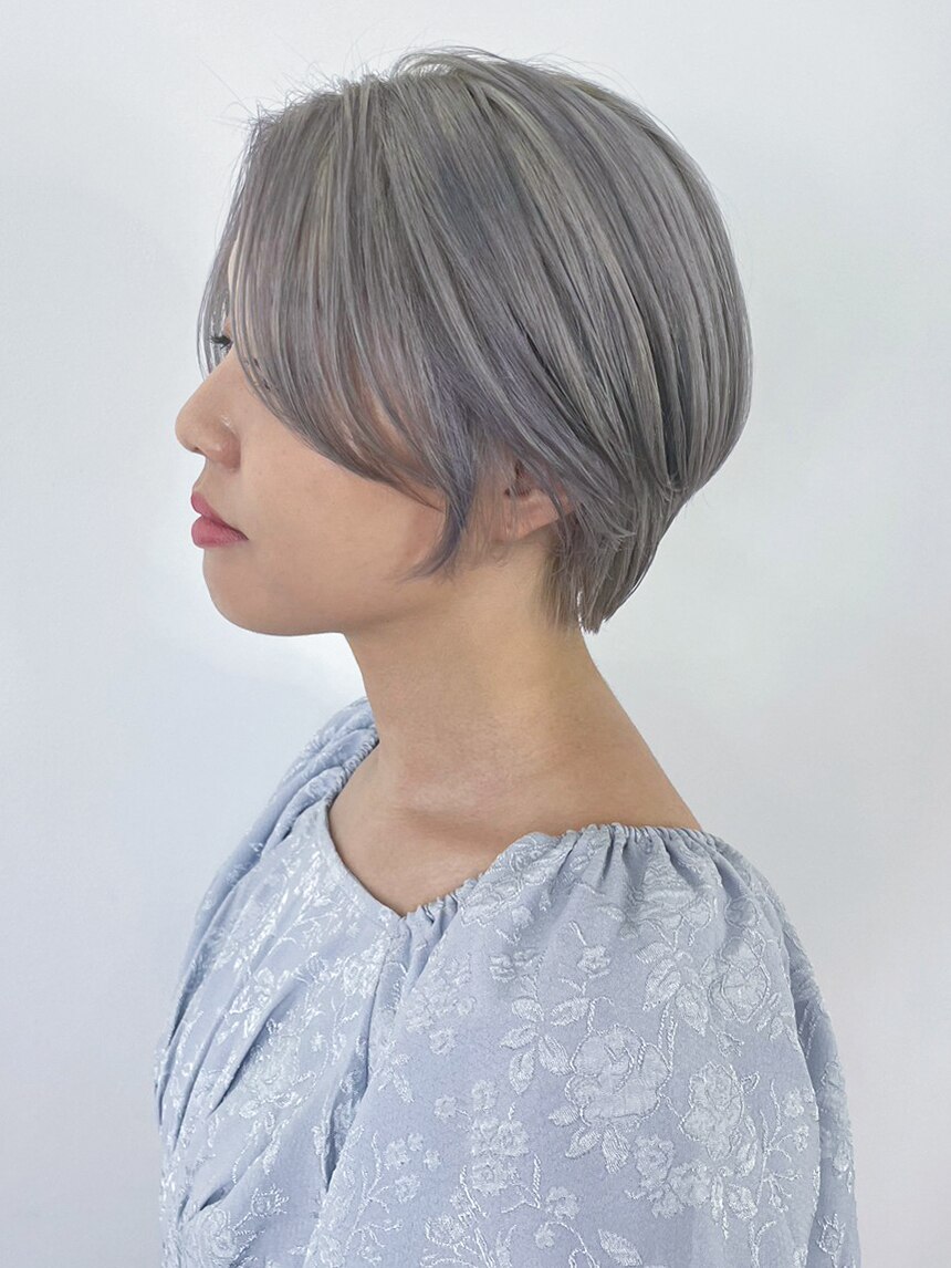 白髪ぼかしハイライト」でおしゃれにカバー！施術料金や伸びてきたときの