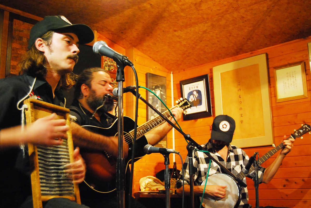 Brotherhood of the Jug Band Bluesグッド・オールド・アメリカンミュージック ~古き良きアメリカ音楽をもう一度~」Ernesto Gomez vo,g,harm.Eli Smith vo,bang,g,jug,tub bCharliePerry washboard : BACK STAGE