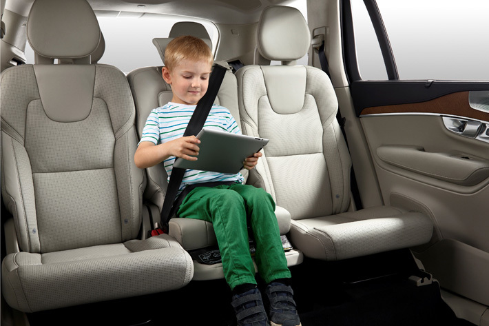 ジュニアシートを助手席につけてる人は違反？安全性と正しい取り付け位置smart-info