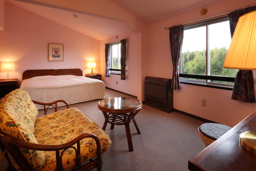 くつろぎの日寛ぐ：くつろぐ=relax your mind and body 安らぐ：やすらぐ=to feel at ease憩う：いこう=taking a break to relax your mind and body 休む：やすむ=to restのんびりする=spend a relaxing; chill 羽を伸ばす：はねをのばす=let one's hair down ※羽