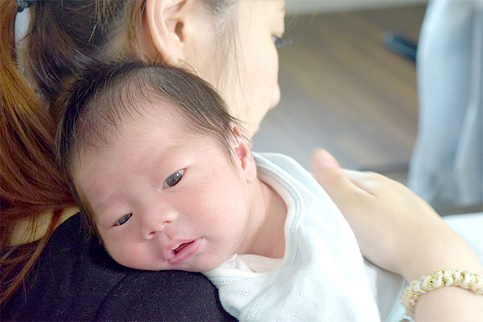 簡単すぎる もう苦戦しない！赤ちゃんのゲップの出し方と出ないときの対処法 - YouTube