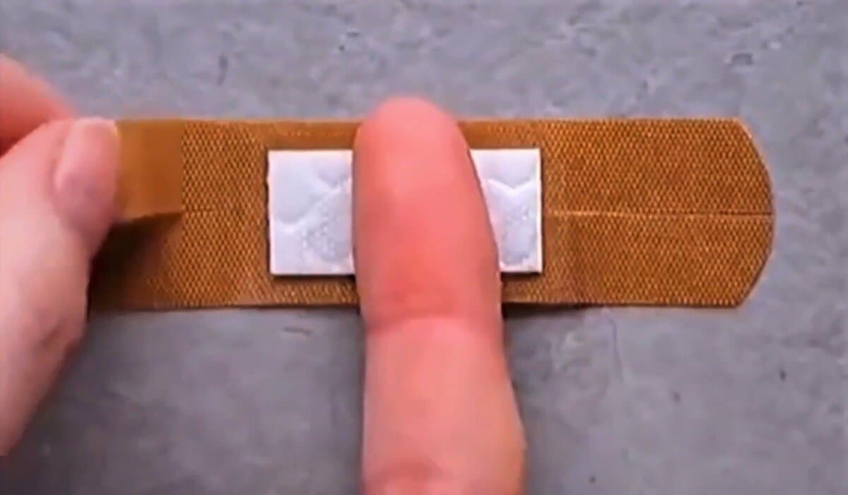 絆創膏の裏ワザ！どうやったらはがれにくくなるの？C CHANNEL