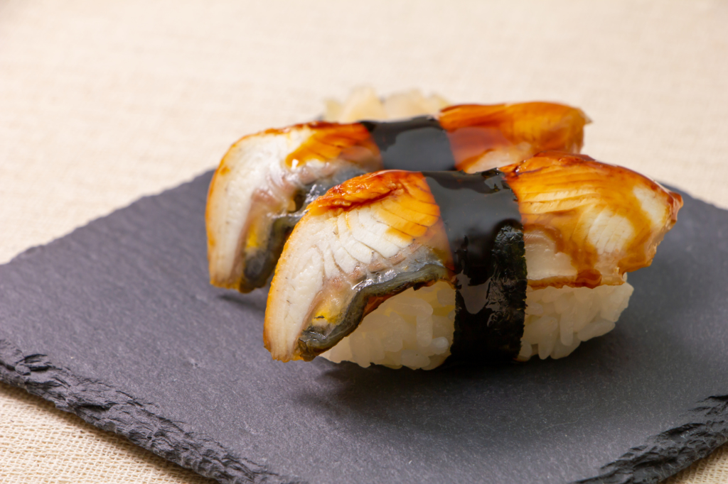 妊娠中でも安心して楽しめる「加熱寿司」でお祝いを！ 誕生日に夫が加熱寿司を頼んでくれました。妊娠中の私でもお寿司が食べられるという新しい発想が嬉しい。お祝いのシーンにぴったりの加熱寿司。妊娠中でも安心して食べられるよう、産婦人科医と寿司職人が監修した