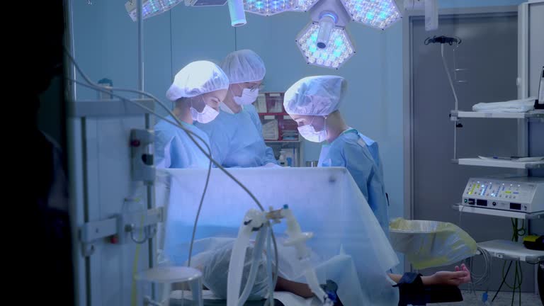 帝王切開」の2.4万点のロイヤリティフリー画像、写真素材、絵Shutterstock