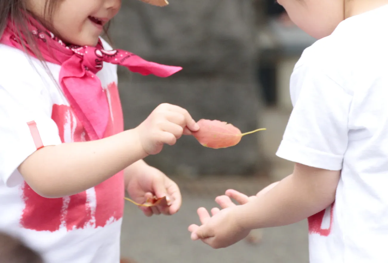 顔に泥を塗って微笑むダウン症の少年 写真 無料ダウンロードのための画像 - Pngtree