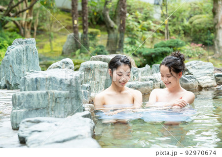 肩まで湯に浸かる温泉美人 写真JPG 無料ダウンロード - Pikbest