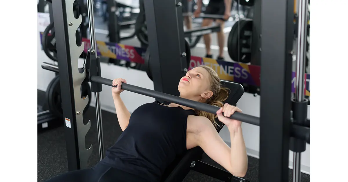 ジムで体を鍛える女性 バーベルベンチプレス 筋トレ女子 ワークアウト の写真素材111762642- PIXTA