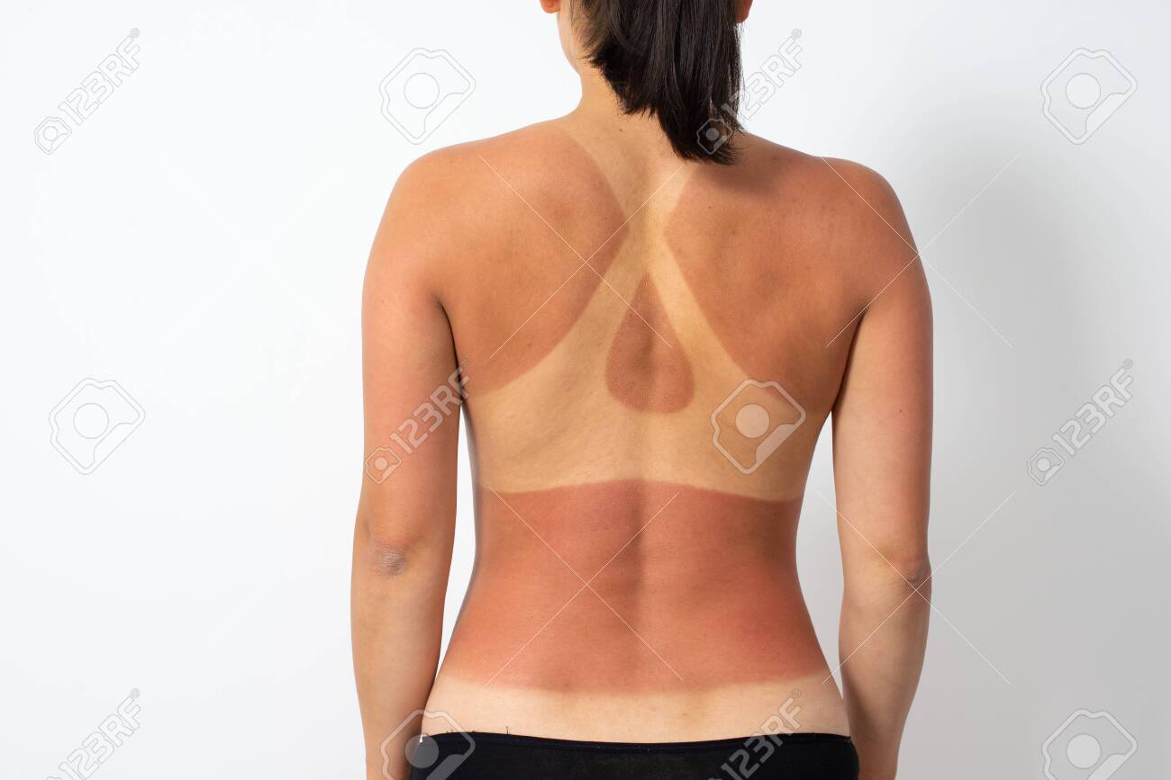 海の背景にビキニとヤシでくつろぎ、日光浴をするセクシーな美しい日焼け女性。アラブ首長国連邦のジュメイラビーチドバイからのパノラマ。有名な観光地。写真素材1396884512Shutterstock