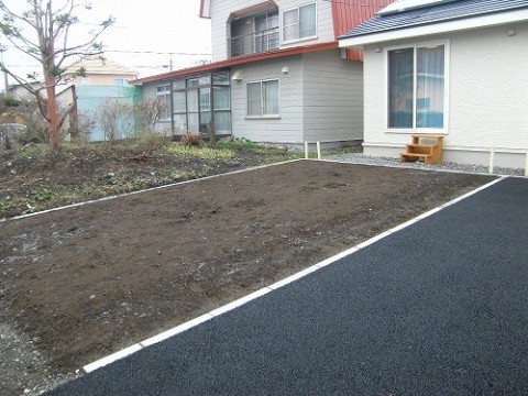 砂利敷で雑草対策するメリットとデメリット！注意点と費用についても紹介剪定・伐採・草刈りなど庭手入れ専門造園業者植木屋smileガーデン