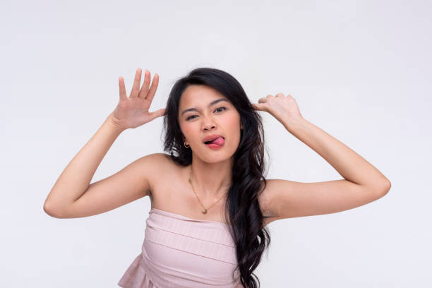 アジアの女性の愚かな顔を作ると舌を出すの写真素材・画像素材 Image 672384
