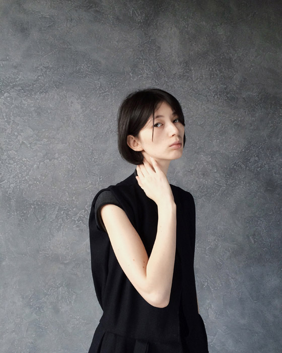 首に手をあてる女性の写真素材20535121 毎月1点無料 フリー のストックフォト イメージマート