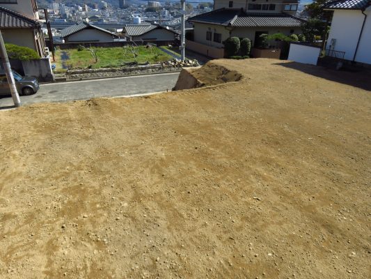 庭の地面を平らにする方法と土をならす道具類 - 暮らしの手づくり